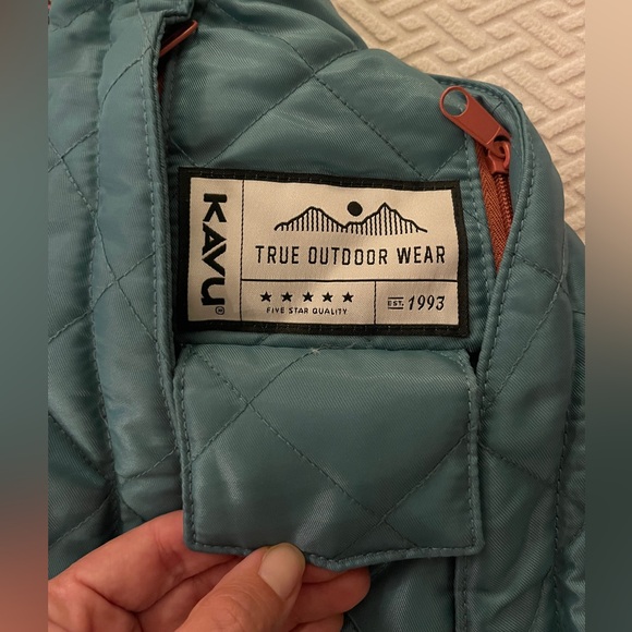 KAVU Original Rope Quilted Puff Sling Pack with Adjustable Rope Shoulder Strap - Picture 2 of 7